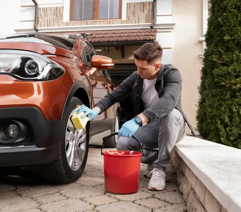 Lavage auto à domicile Les Damps : professionnel intervenant sur un véhicule